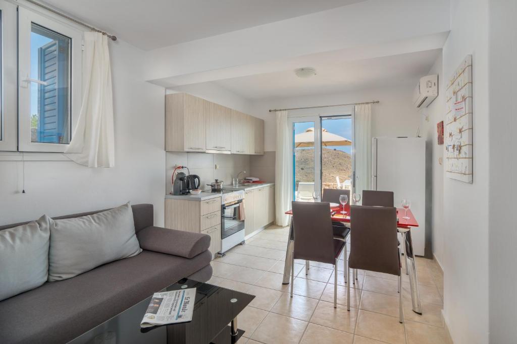 Kuchnia lub aneks kuchenny w obiekcie Thea Villas Aegina