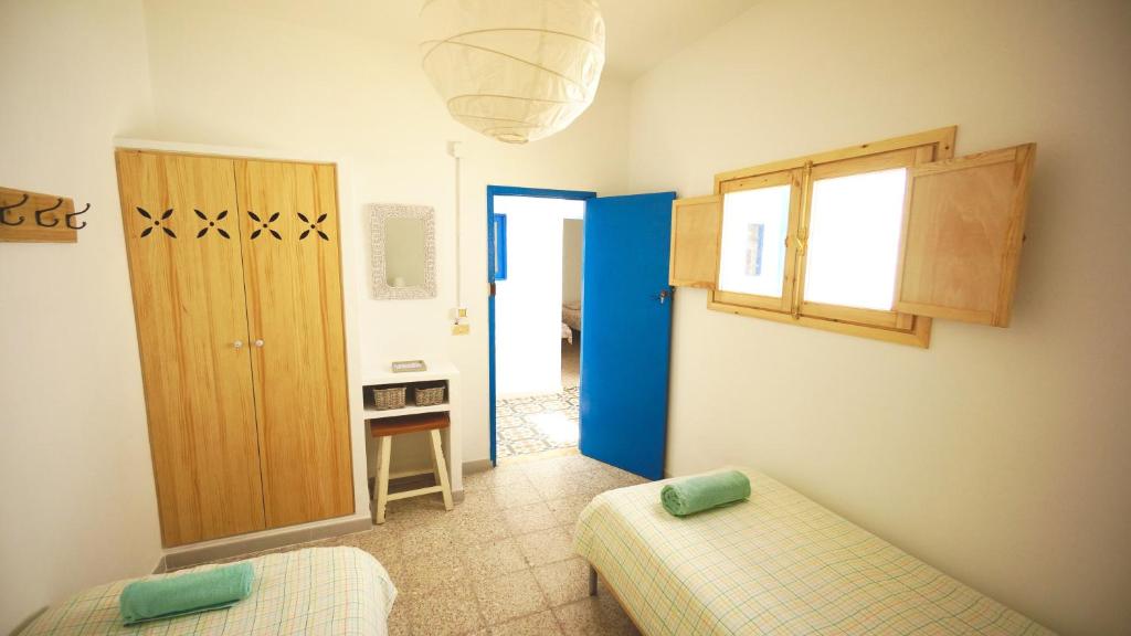 A bed or beds in a room at Sol y Mar Surf Camp