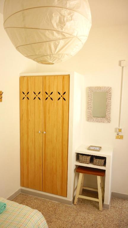A bed or beds in a room at Sol y Mar Surf Camp