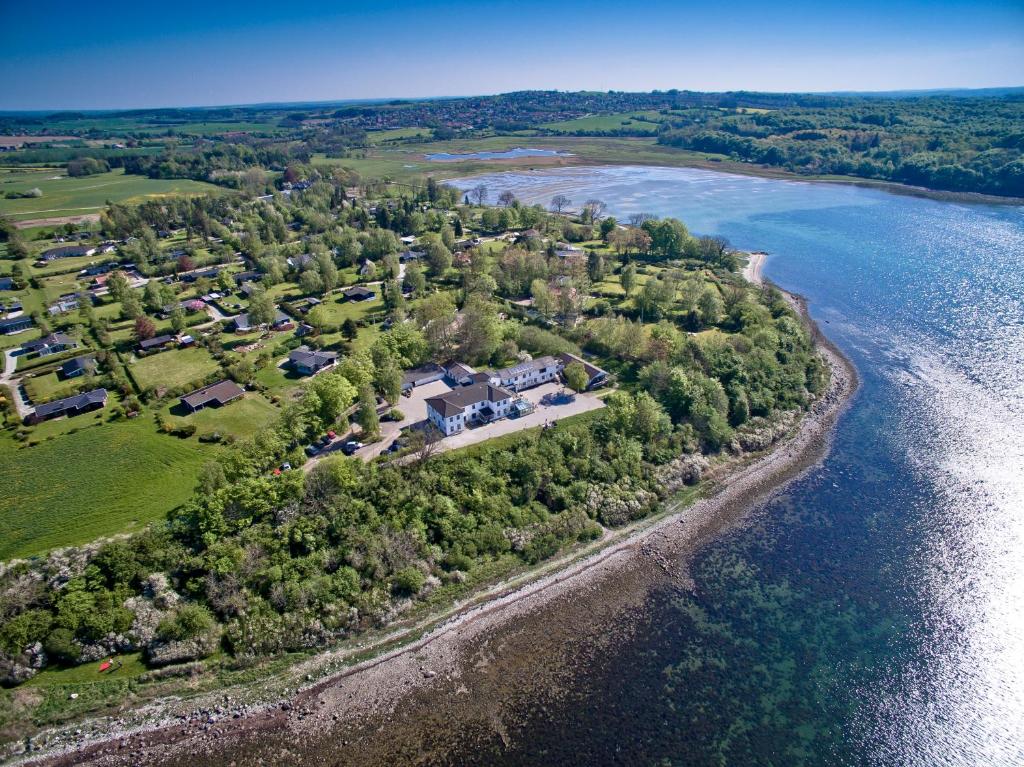 une vue aérienne sur une île dans l'eau dans l'établissement Kaløvig Center, à Rønde