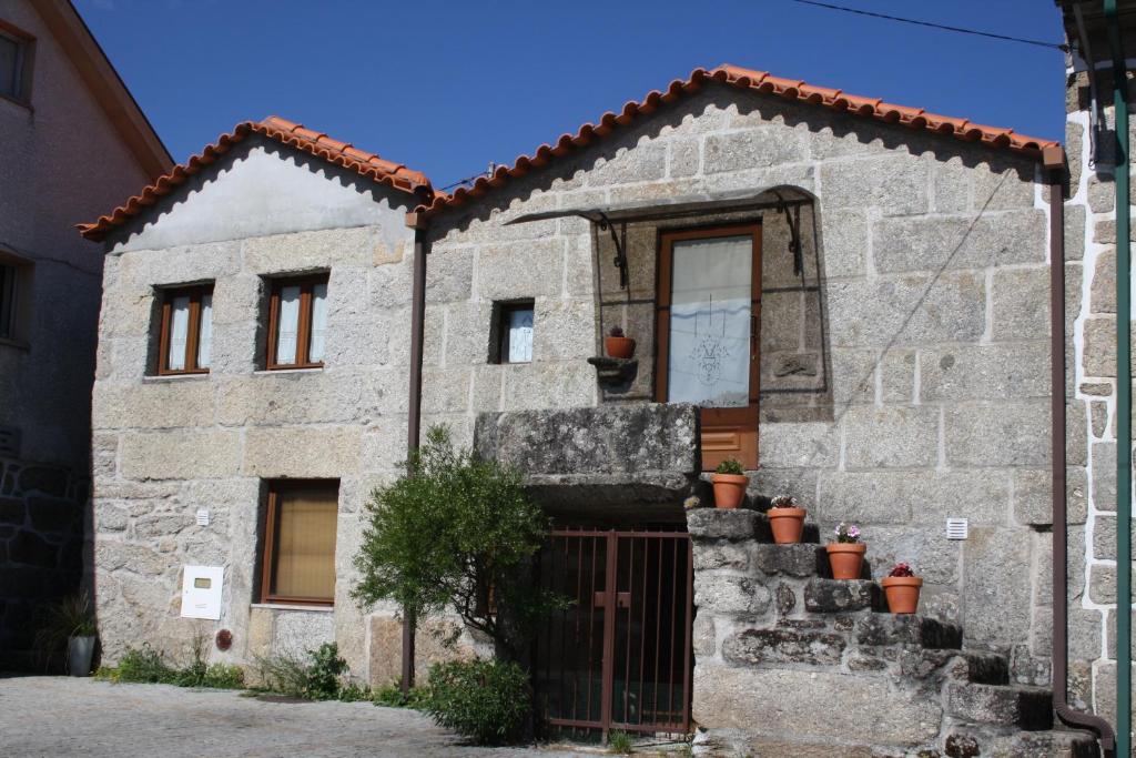 una casa de piedra con una puerta delante de ella en Casa de Pedra en Viseu