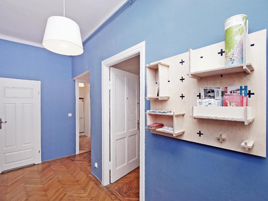 グディニャにある3citygo - Hostel Gdynia 2017の青い壁と白いドアが特徴の客室