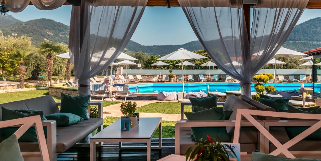 Nespecifikovaný výhled na hory nebo výhled na hory při pohledu z hotelu