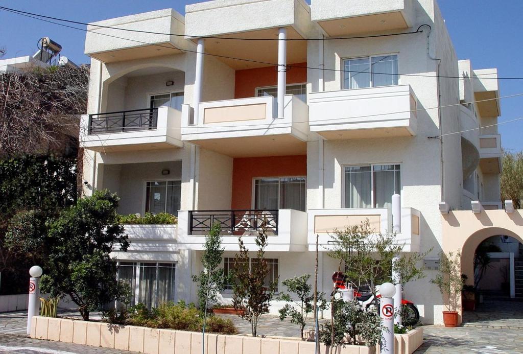 un edificio de apartamentos blanco con muchas ventanas en Doreen Suites, en Kalamaki