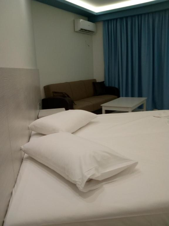 Postel nebo postele na pokoji v ubytování Callinica Hotel