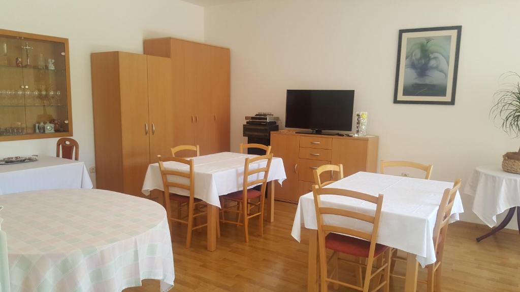 TV a/nebo společenská místnost v ubytování Apartments Barbara