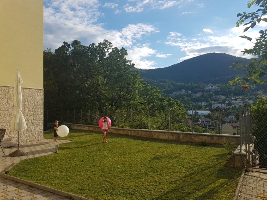 une personne jouant avec un frisbee dans une cour dans l'établissement Villa Markisa, à Rukavac