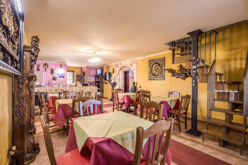 a restaurant with tables and chairs in a room at Villa Gengi in Ardea