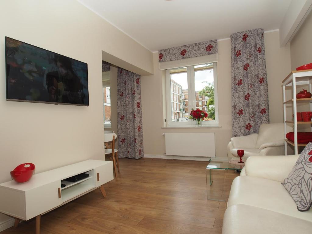 Televízia a/alebo spoločenská miestnosť v ubytovaní Grand Tourist Simple Rest Apartments