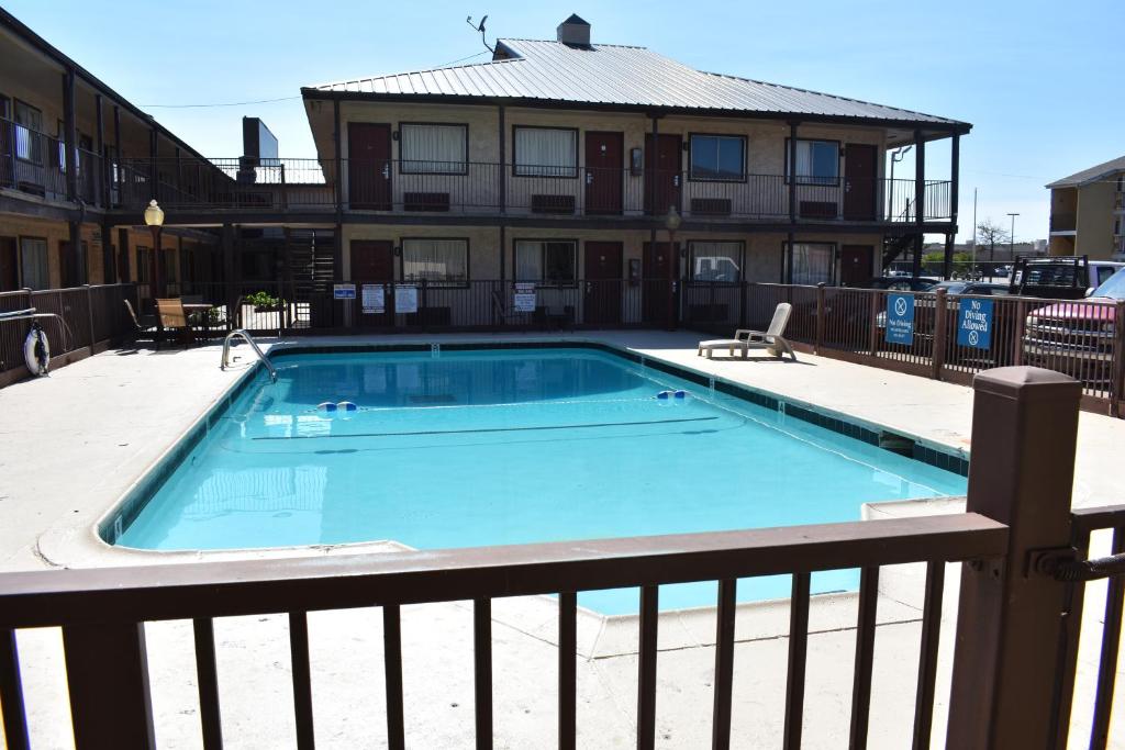 uma piscina numa varanda com uma casa em Meridian Inn Oklahoma City Airport em Oklahoma City