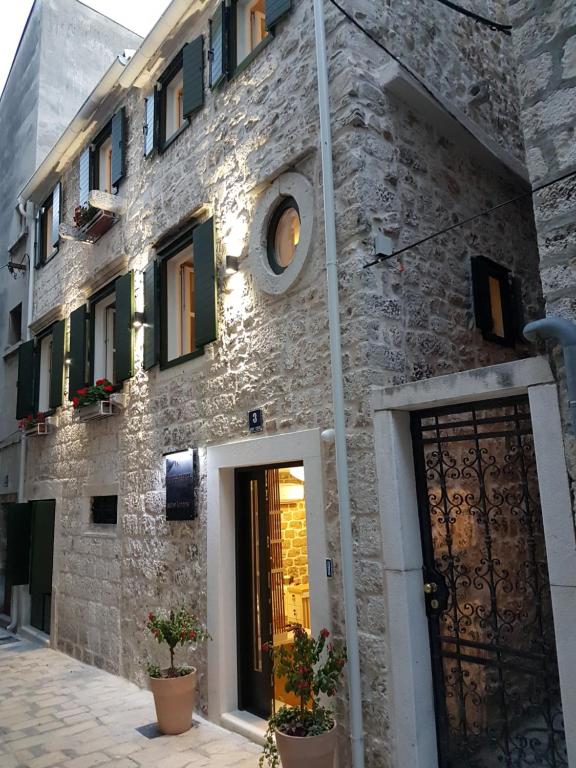 un edificio de piedra con puerta y ventana en Fenice Palace, en Šibenik