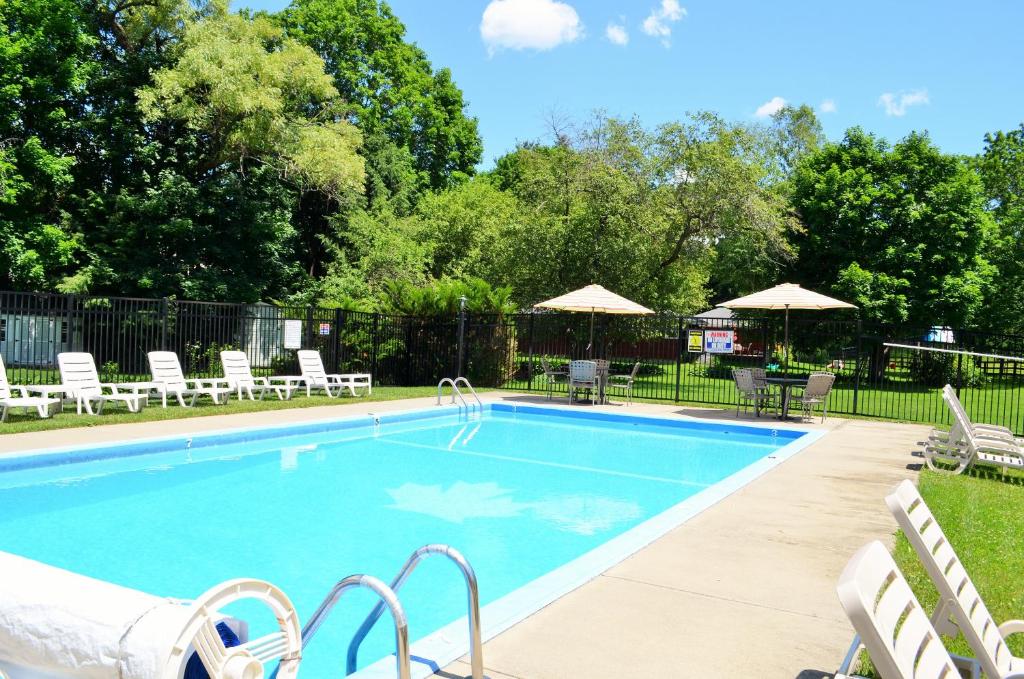 Swimming pool sa o malapit sa Maple Terrace Motel