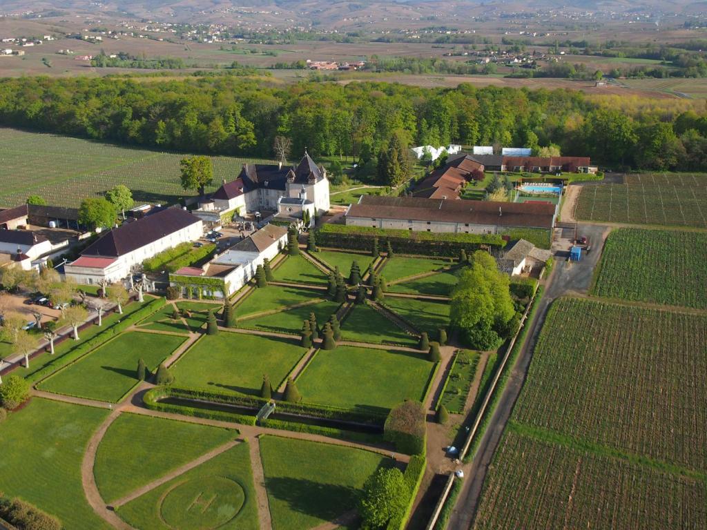 une vue aérienne sur une ferme avec un champ et des arbres dans l'établissement Château de Pizay, à Belleville-sur-Saône