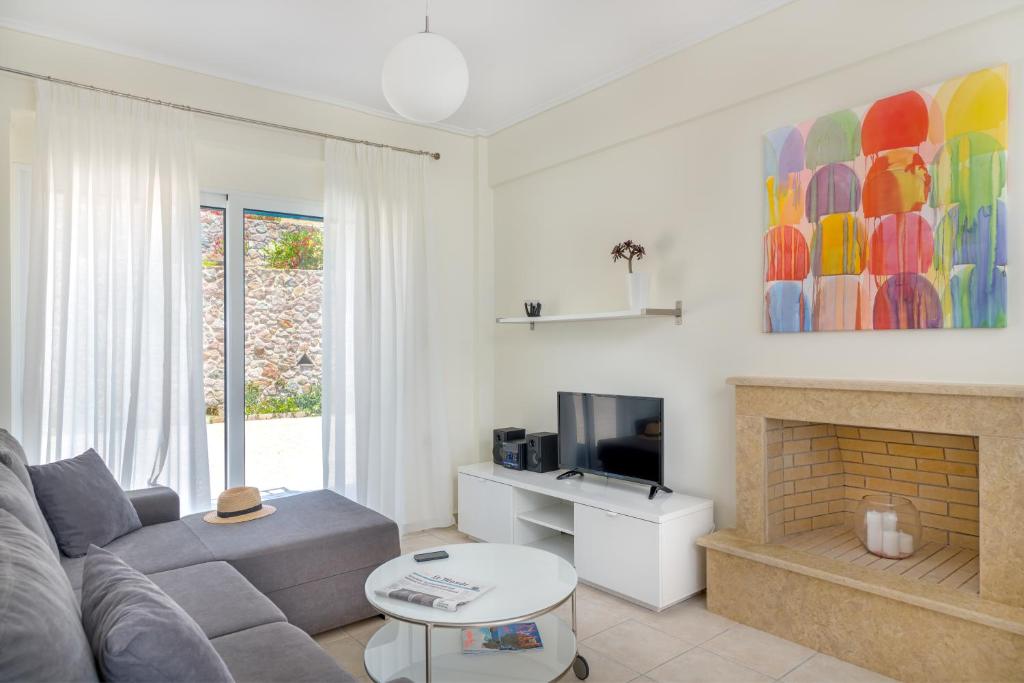 Telewizja i/lub zestaw kina domowego w obiekcie Thea Villas Aegina