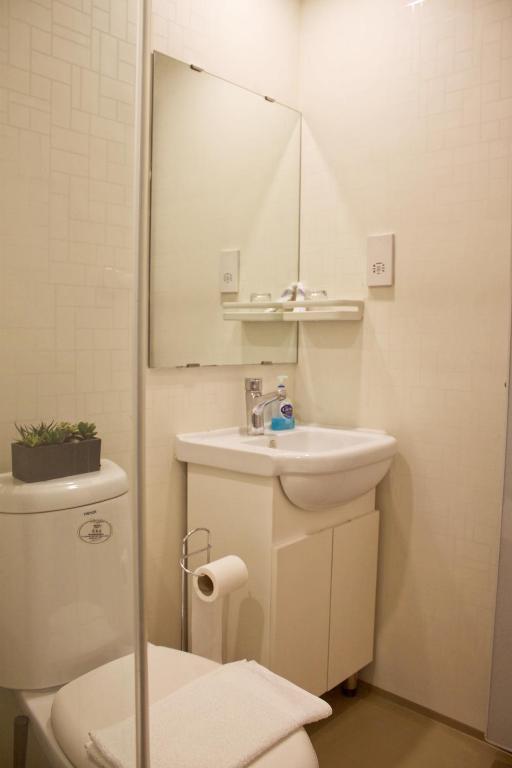 Ένα μπάνιο στο Renshaw Guest House