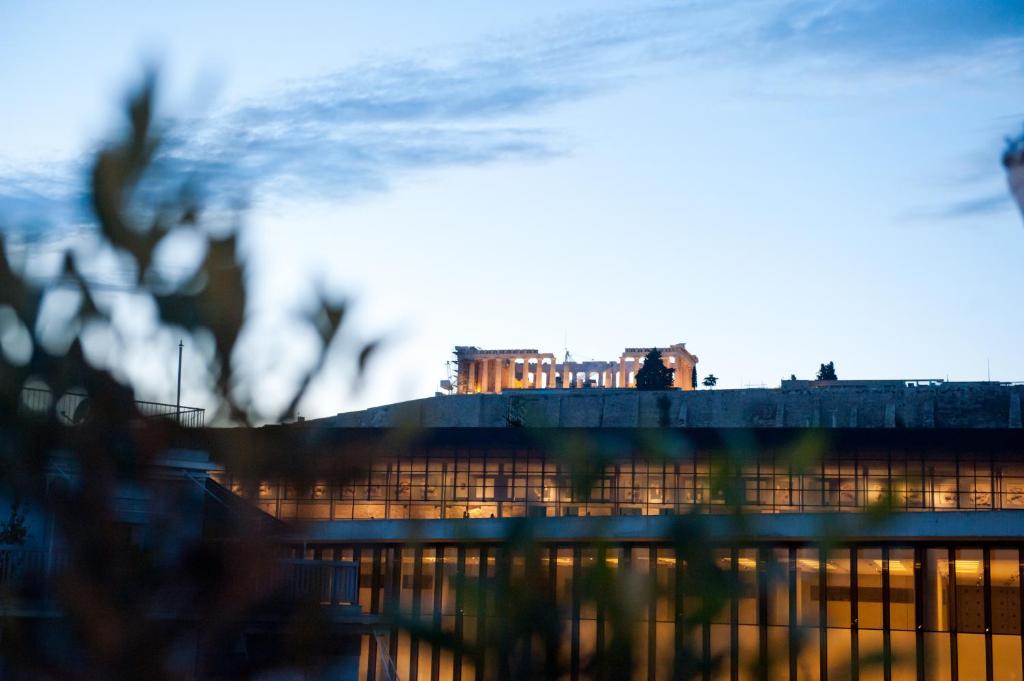 - un bâtiment avec un château en haut dans l'établissement Acropolis View Deluxe Penthouse & Luxury Apartments, à Athènes