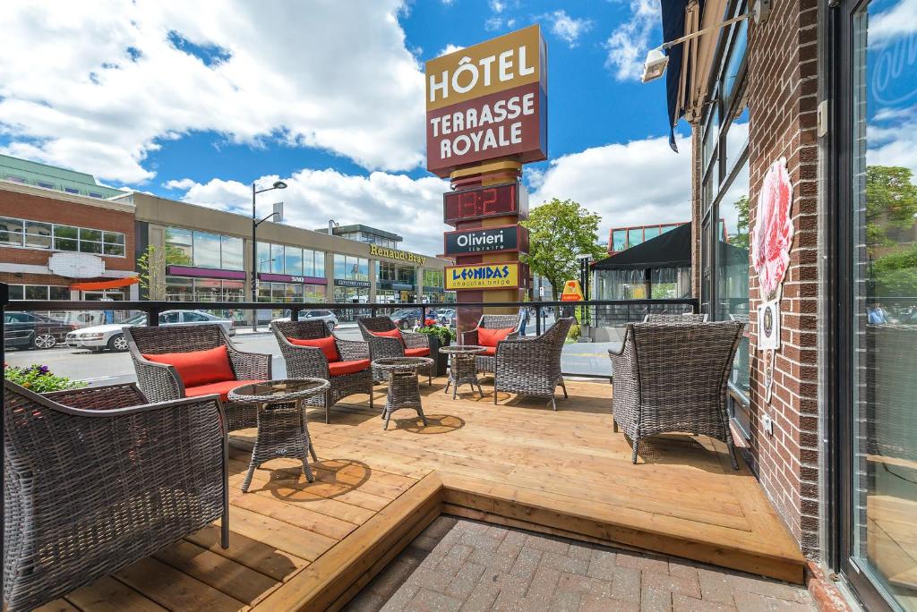 une terrasse avec des chaises et des tables ainsi qu'une maison de transfert d'hôtel dans l'établissement Terrasse Royale Hotel, à Montréal