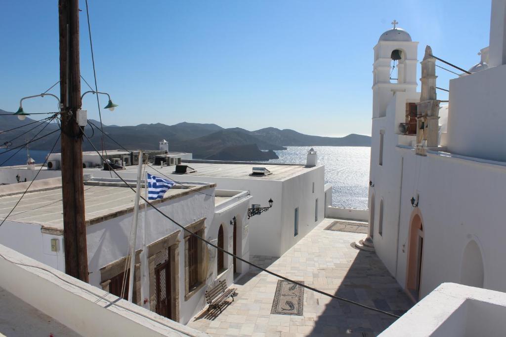 a view of the water from the side of a building at Studios Betty in Plaka Milou