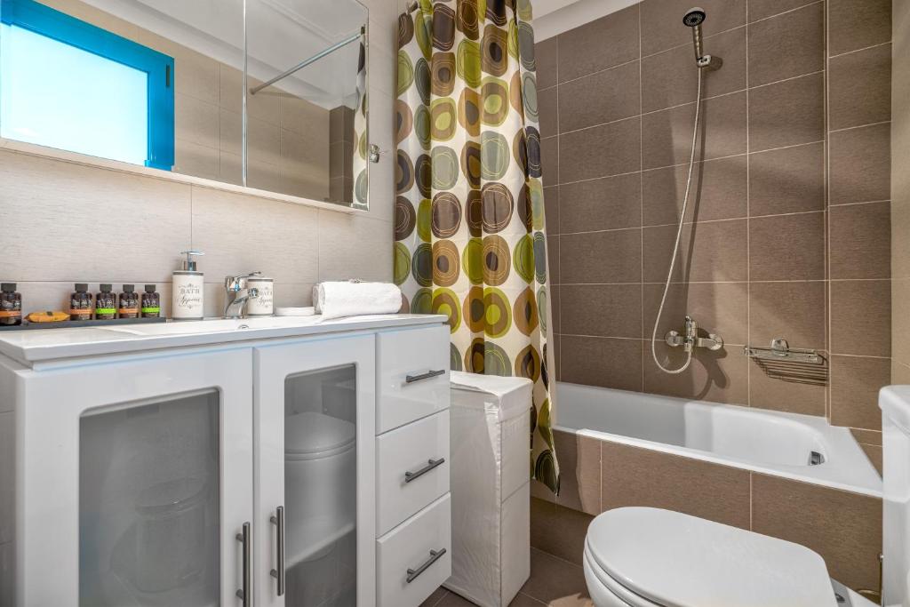 łazienka z toaletą, umywalką i wanną w obiekcie Thea Villas Aegina w mieście Perdika