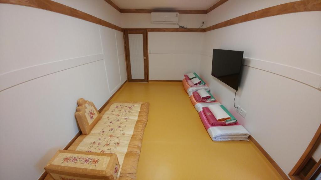 a small room with a tv and a couch at Bukchon Sosunjae Guesthouse in Seoul