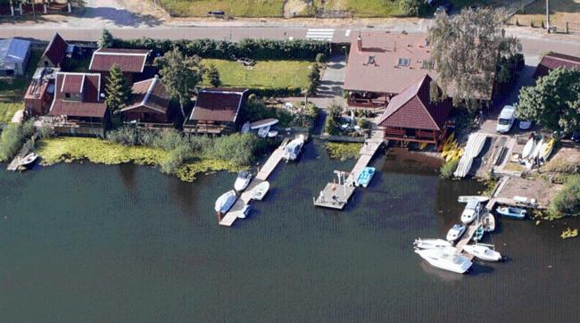 Un grupo de barcos están atracados en un puerto en Marina Karsibór, en Karsibór