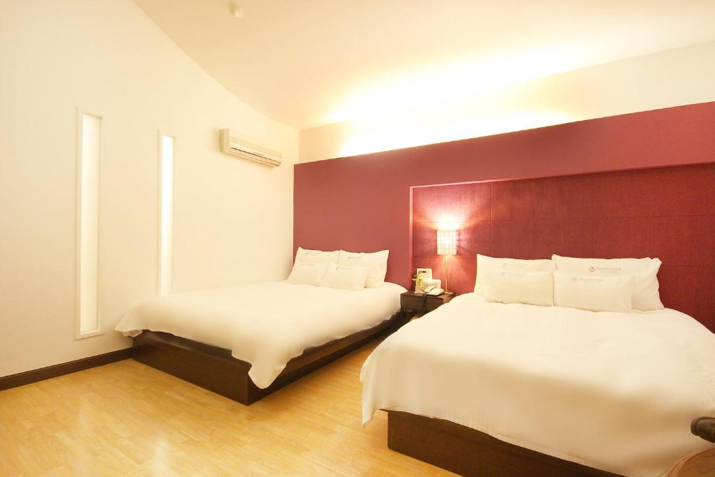 Katil atau katil-katil dalam bilik di Charmant Hotel
