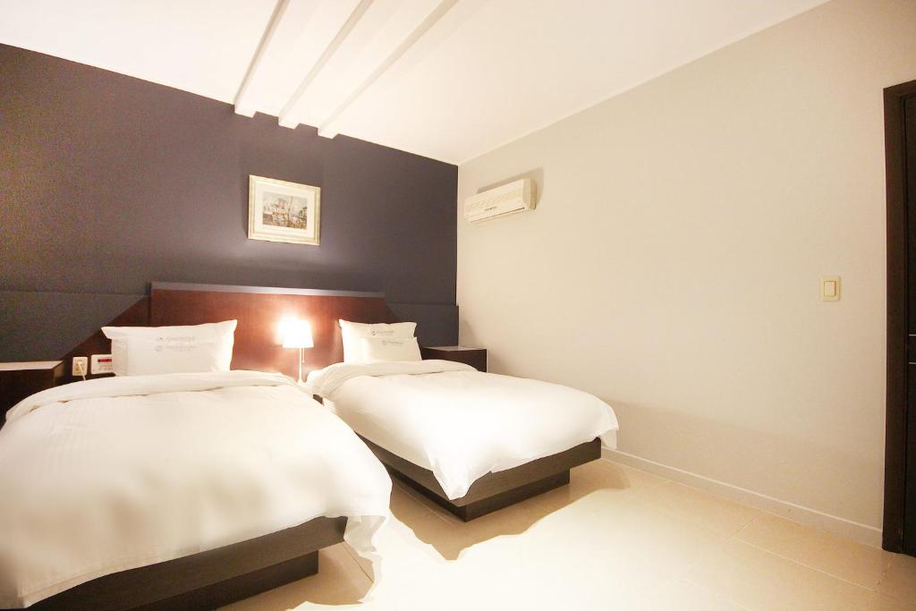 Katil atau katil-katil dalam bilik di Charmant Hotel