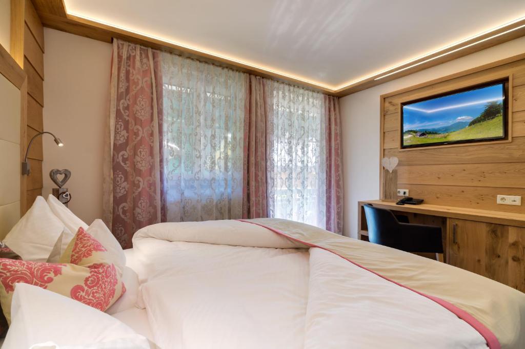 Postel nebo postele na pokoji v ubytování Hotel Fischerwirt Natur WaldSPA