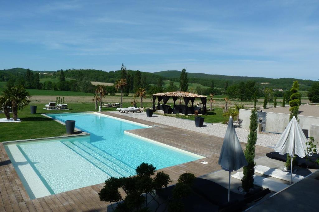 una gran piscina con cenador en un patio en Le Prieuré des Sources, en La Répara