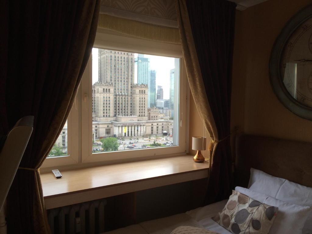una ventana en una habitación de hotel con vistas a la ciudad en Amica Apartment by WarsawResidence Group, en Varsovia