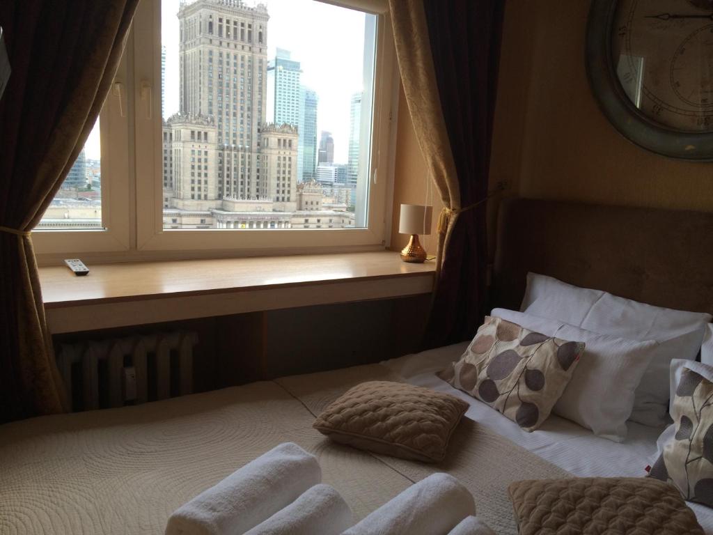 Łóżko lub łóżka w pokoju w obiekcie Amica Apartment by WarsawResidence Group