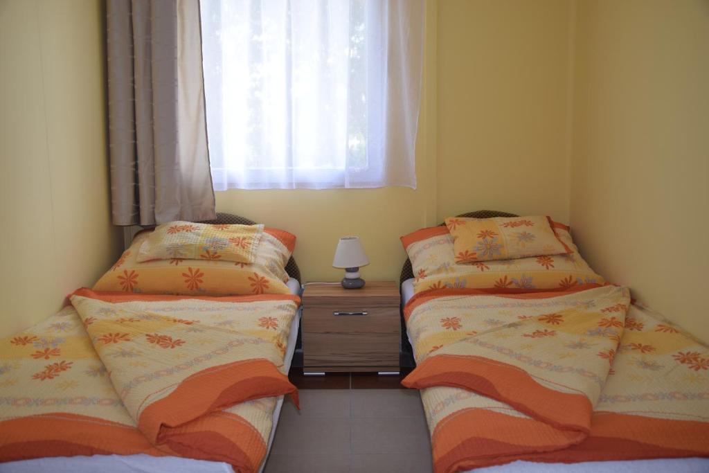 Posteľ alebo postele v izbe v ubytovaní Fortuna Apartmanházak