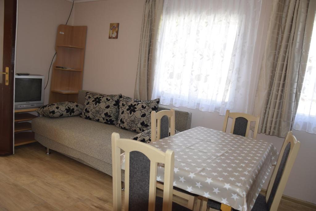 Televízia a/alebo spoločenská miestnosť v ubytovaní Fortuna Apartmanházak
