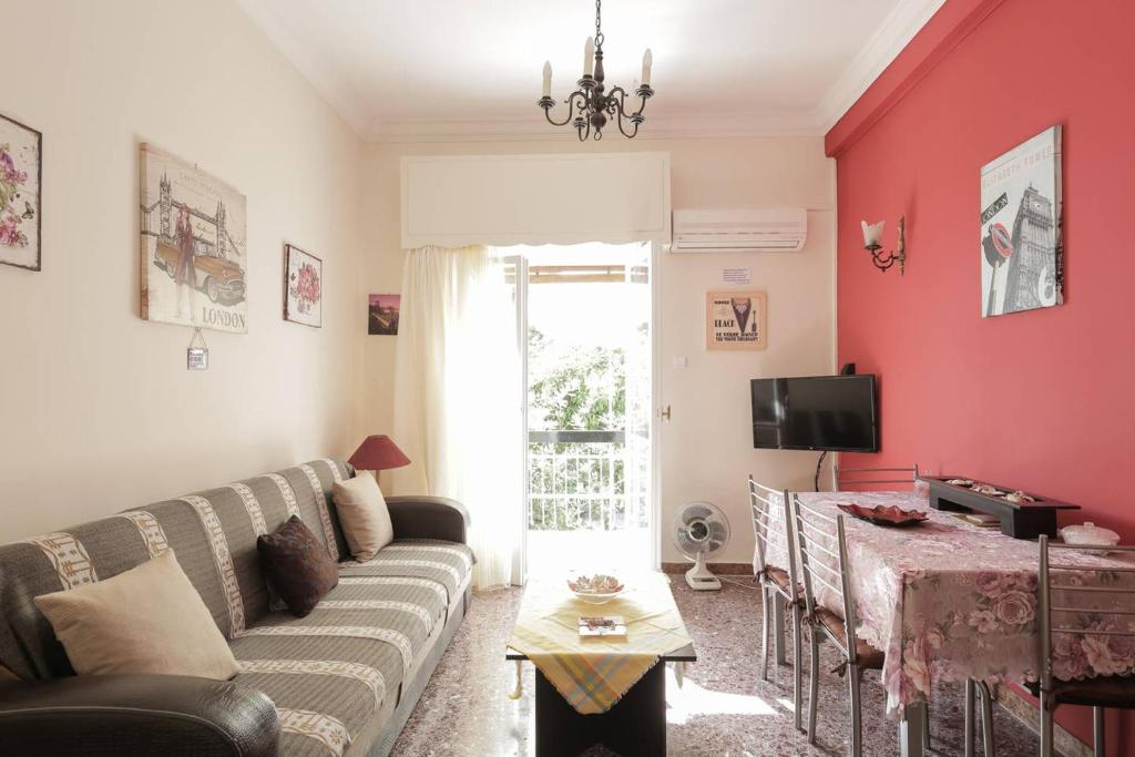 - un salon avec un canapé et une table dans l'établissement KOKONI APARTMENTS AMBELOKIPI, ATHENS, à Athènes