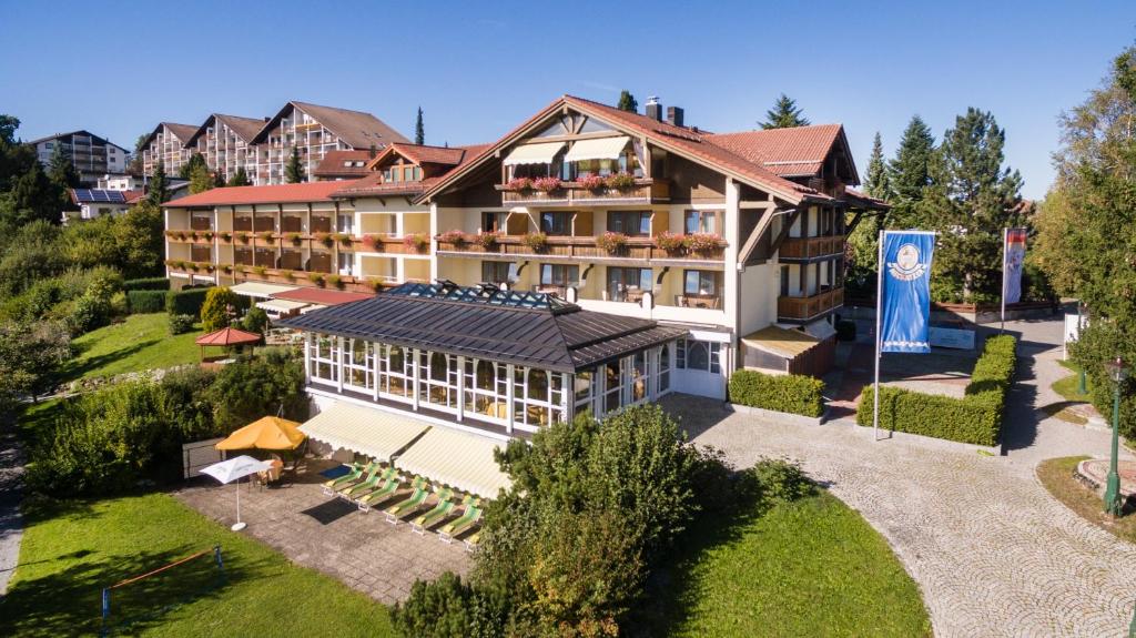 eine Luftansicht eines Hotels mit einem Gebäude in der Unterkunft Parkhotel Tannenhof in Oy-Mittelberg