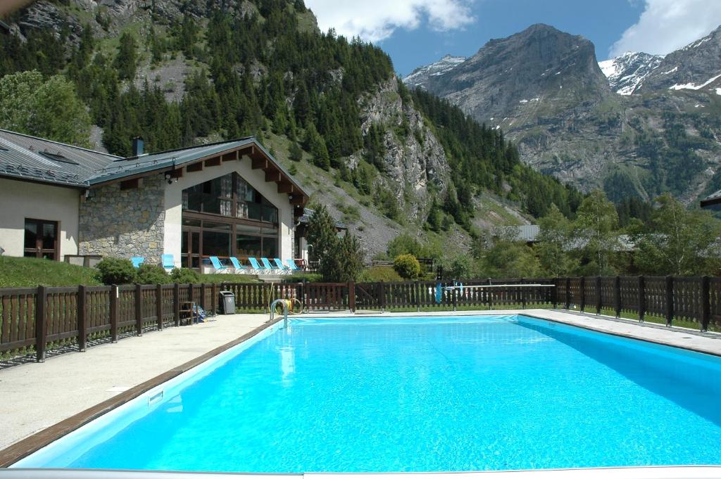 einen Pool vor einem Berg in der Unterkunft Le Télémark in Pralognan-la-Vanoise