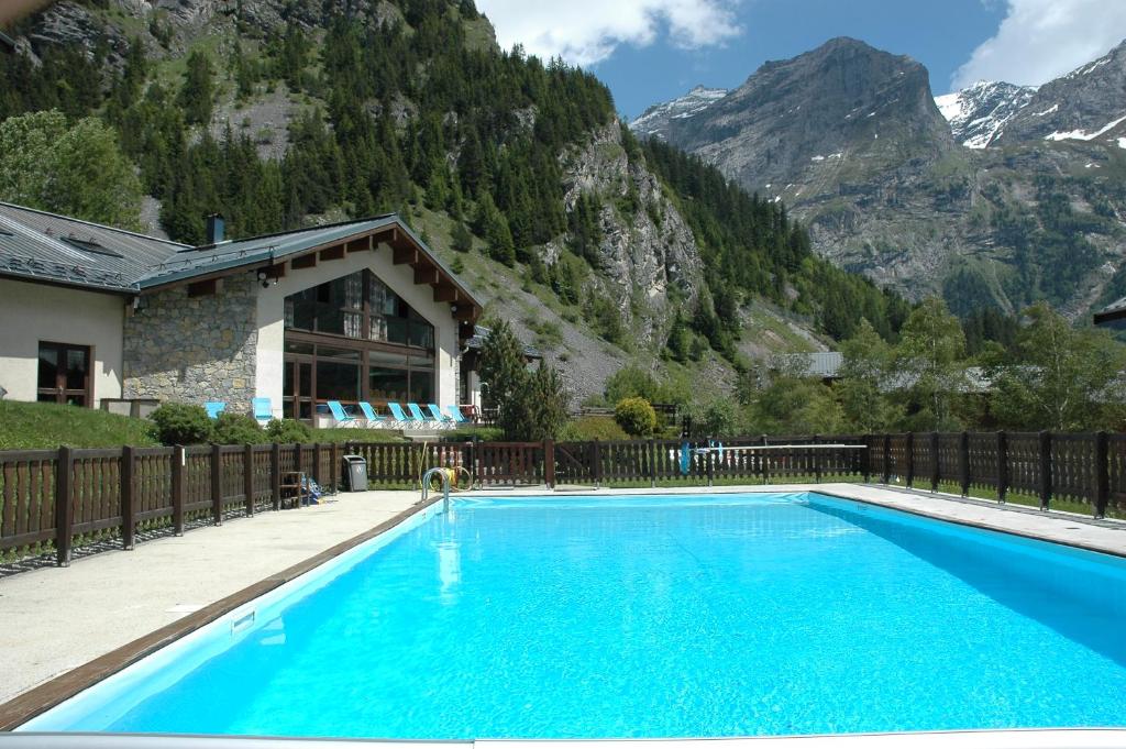 Nespecifikovaný výhled na hory nebo výhled na hory při pohledu z hotelu