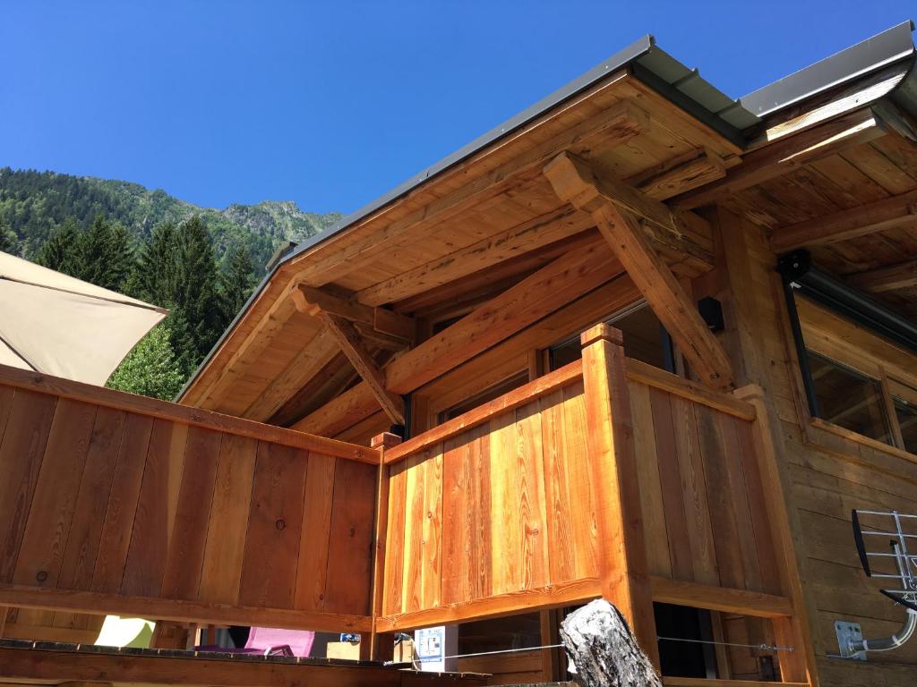 une maison construite avec un mur en bois dans l'établissement La Para, à Chamonix-Mont-Blanc