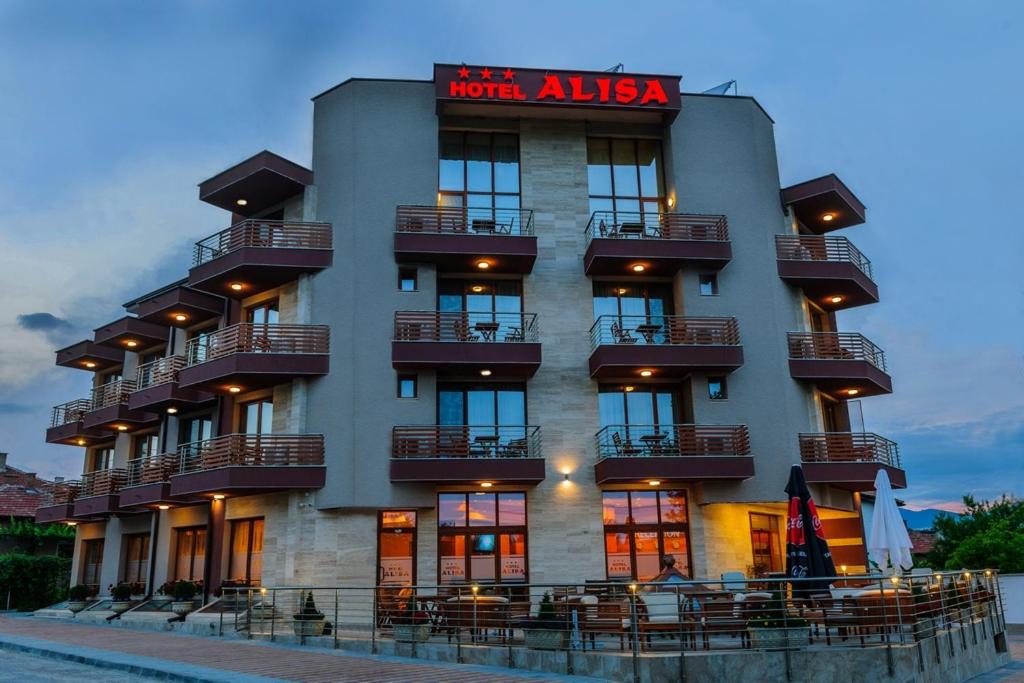 un edificio con un hotel con un cartel en Hotel Alisa, en Pavel Banya
