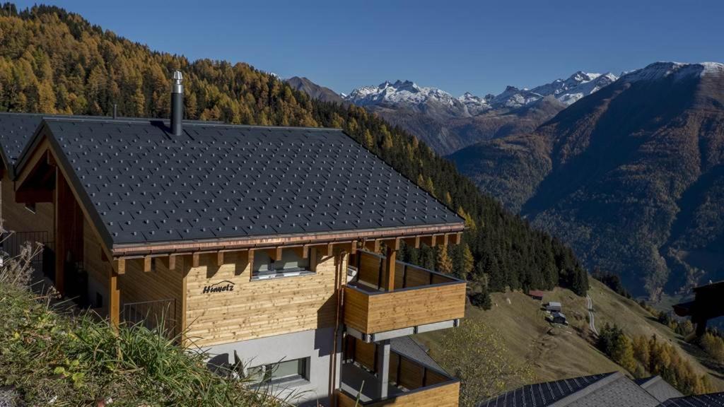 une maison avec un toit noir au sommet d'une montagne dans l'établissement Huwetz 2, à Bettmeralp