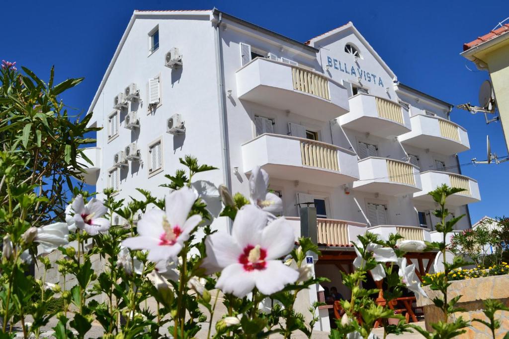 budynek z białymi kwiatami przed nim w obiekcie Bella Vista w mieście Sutivan