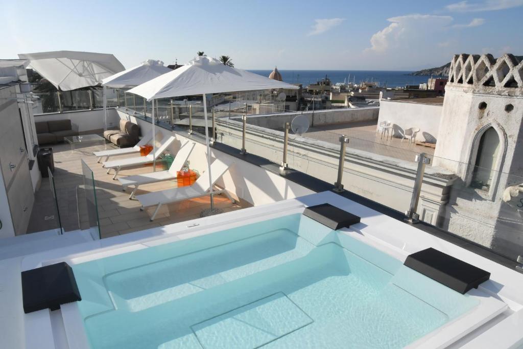 Balkón nebo terasa v ubytování White 1903 - Rooftop Pool & Luxury Rooms