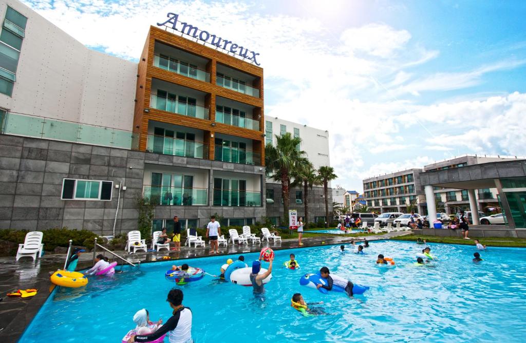 Swimming pool sa o malapit sa Amoureux Resort