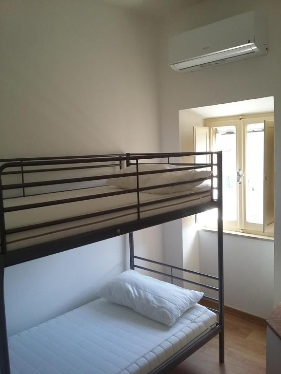 オルヴィエートにあるTerrazza Clementiniの鏡付きの部屋の二段ベッド1台分です。