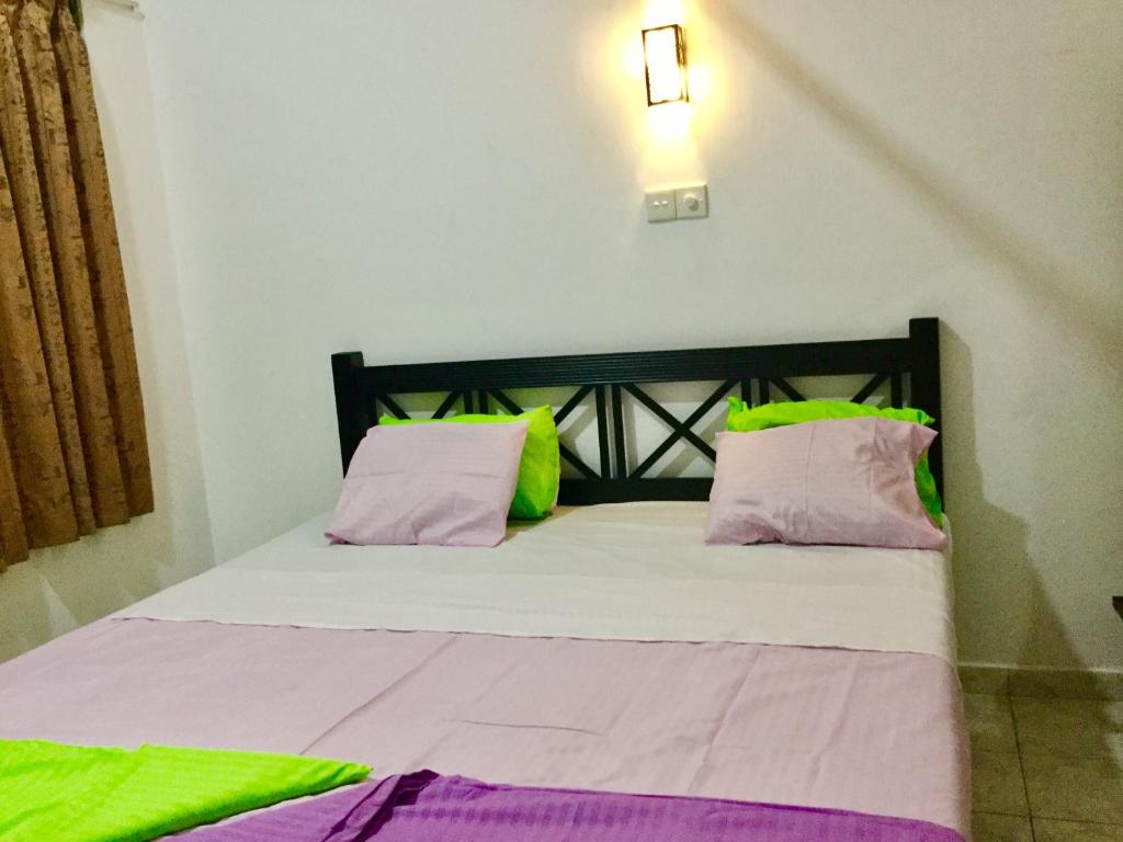 Postel nebo postele na pokoji v ubytování Hikkaduwa Family Inn