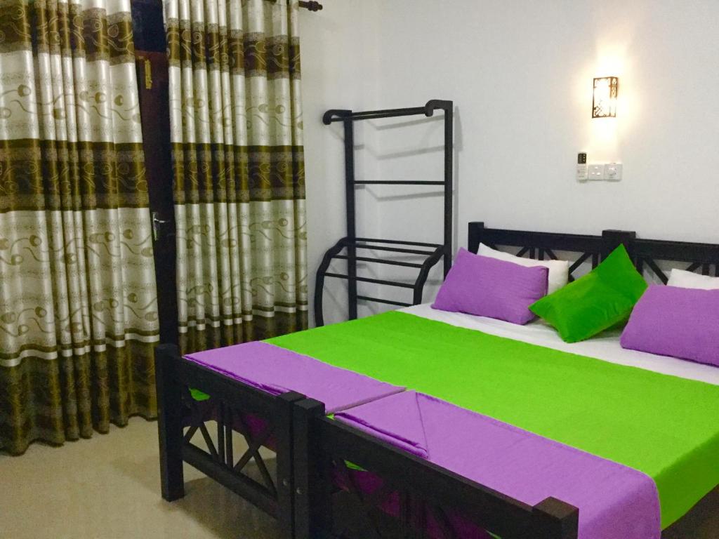 Postel nebo postele na pokoji v ubytování Hikkaduwa Family Inn