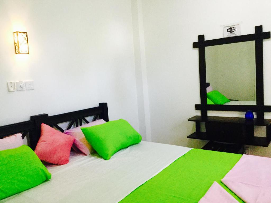 Postel nebo postele na pokoji v ubytování Hikkaduwa Family Inn