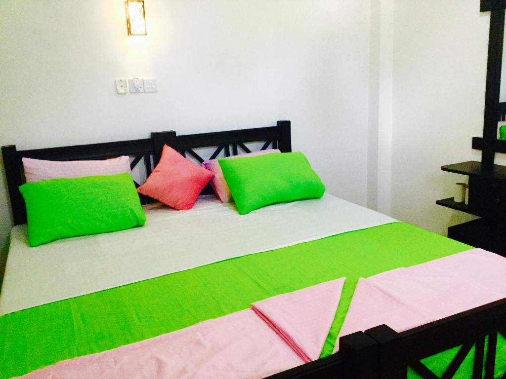 Postel nebo postele na pokoji v ubytování Hikkaduwa Family Inn