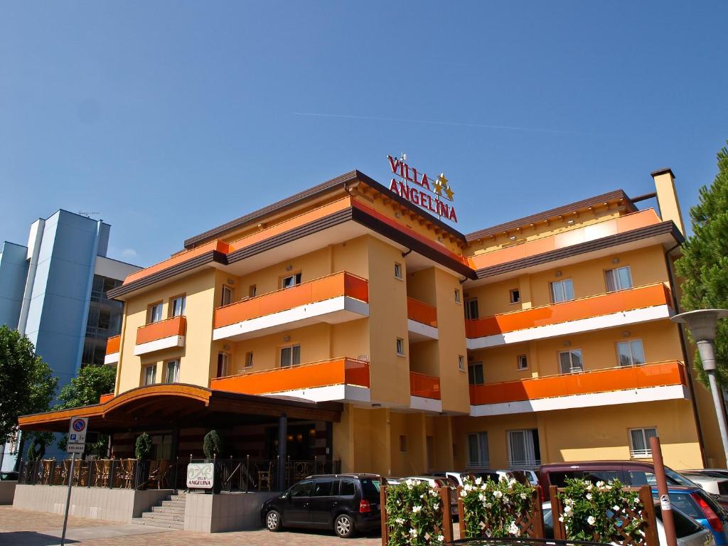 um edifício de hotel com uma placa em cima em Hotel Villa Angelina em Bibione