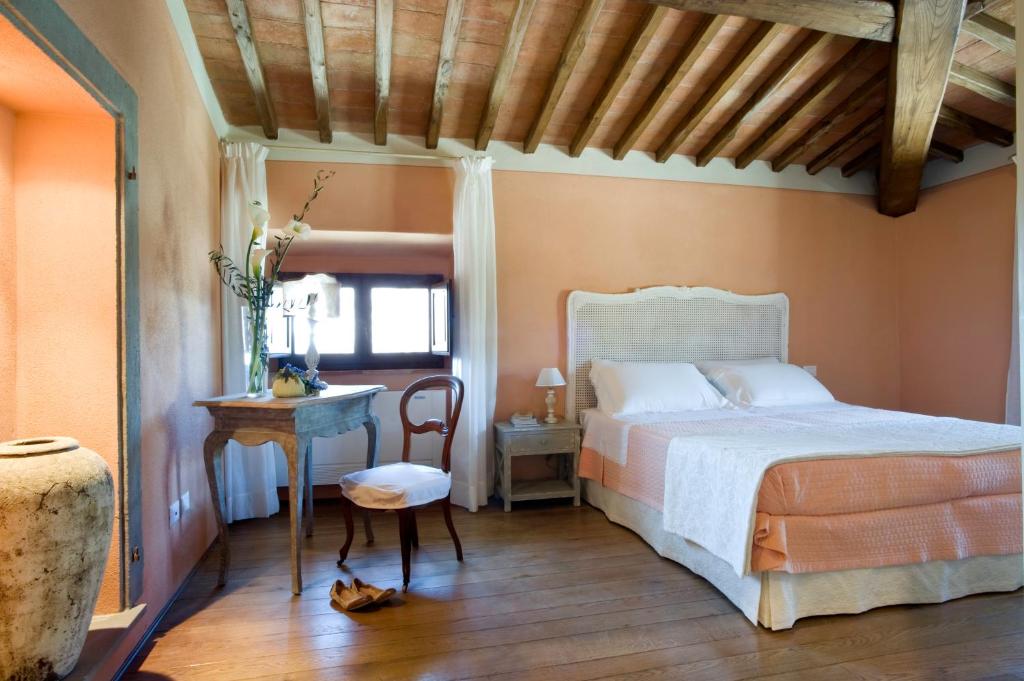 Postel nebo postele na pokoji v ubytování Borgo I Vicelli Adults Only Relais
